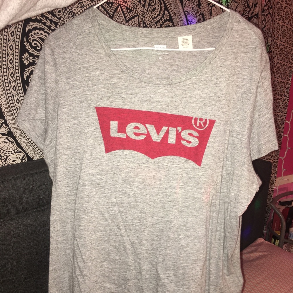levi’s tee